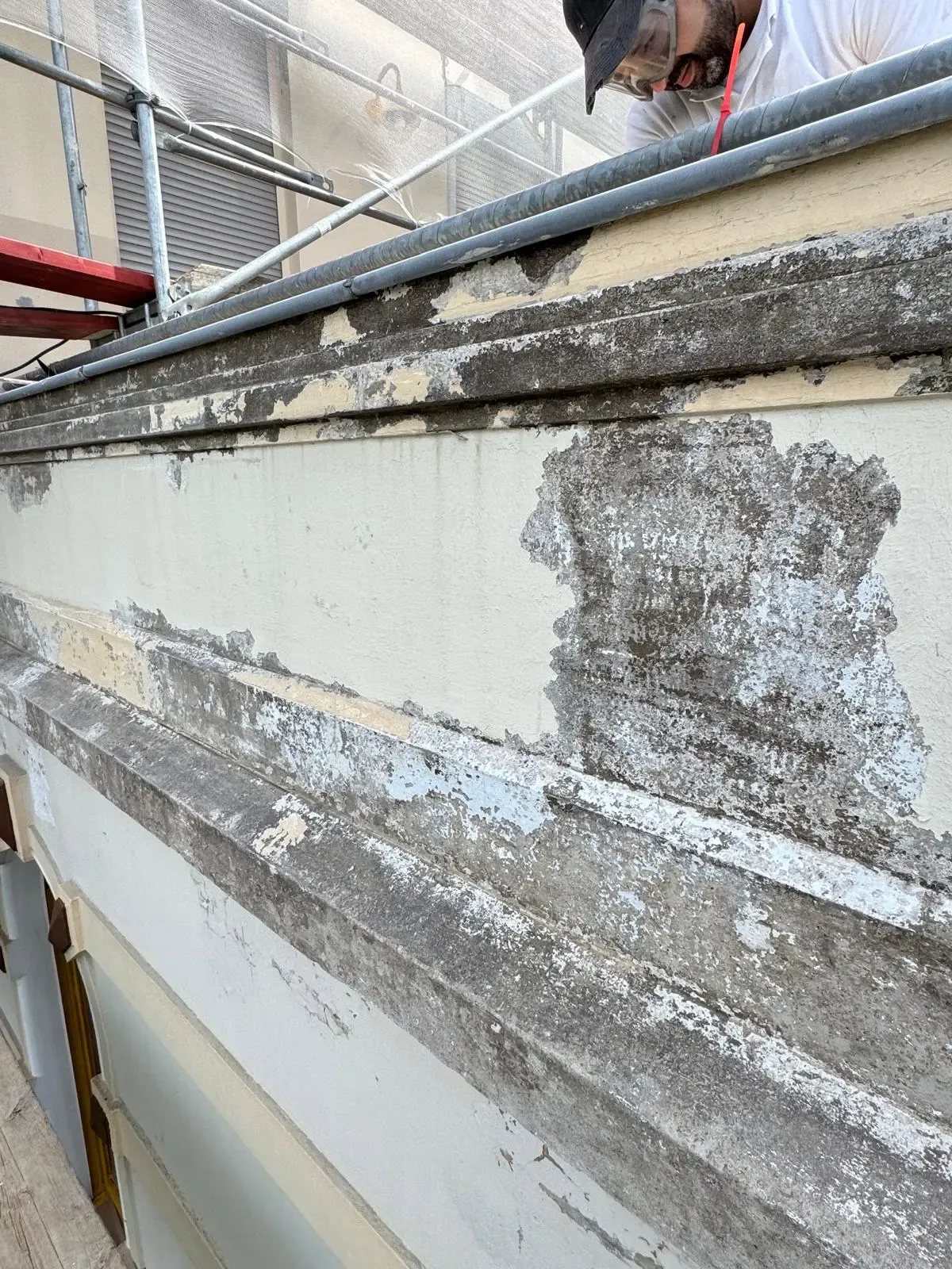 Abblätternder Fassadenputz vor der Sanierung – Vorbereitung der Außenarbeiten durch farbDESIGN & WERKstatt in Korschenbroich.