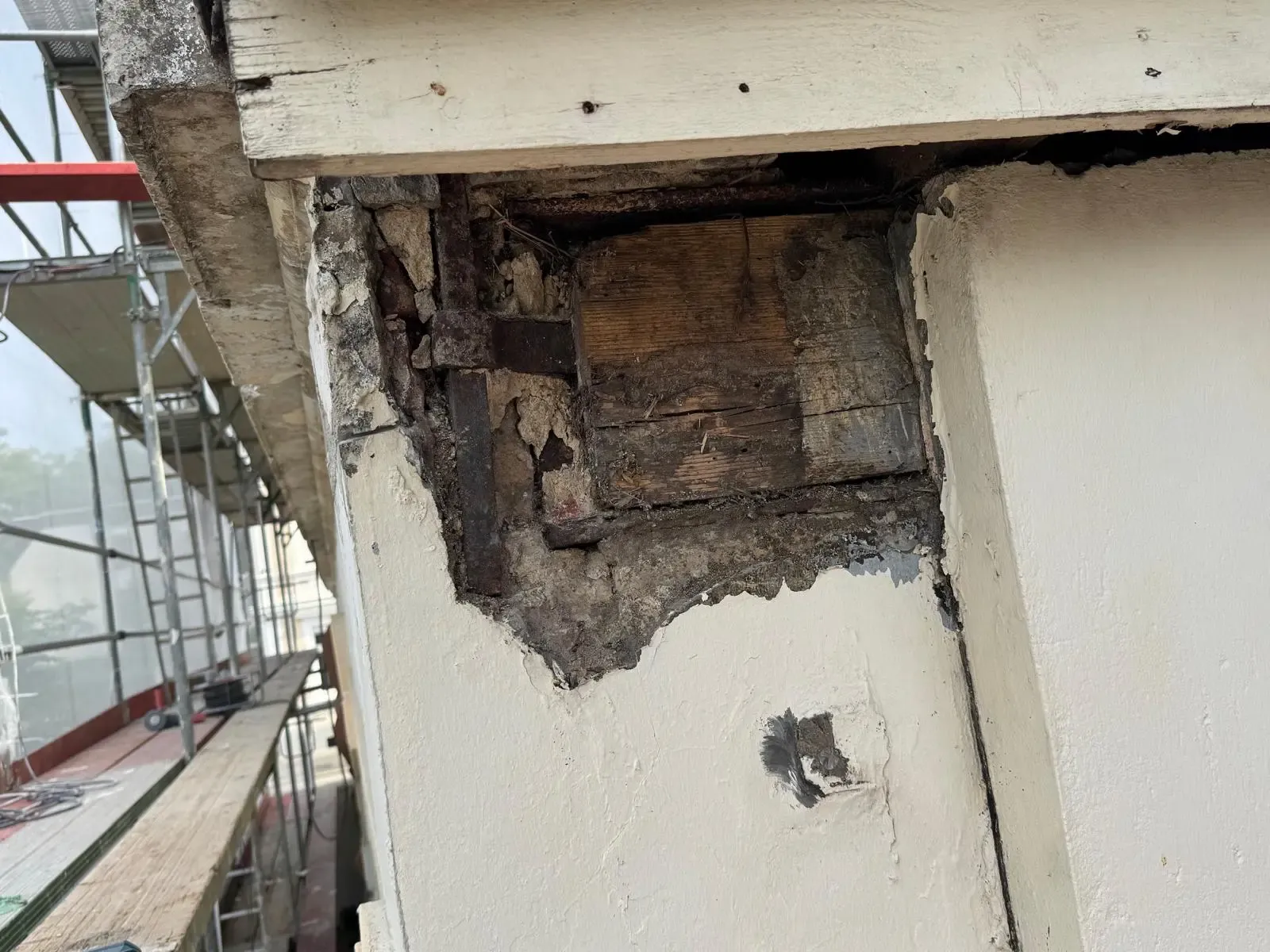Schadhafte Putz- und Mauerstelle vor der Sanierung – Fassadeninstandsetzung durch farbDESIGN & WERKstatt in Korschenbroich.
