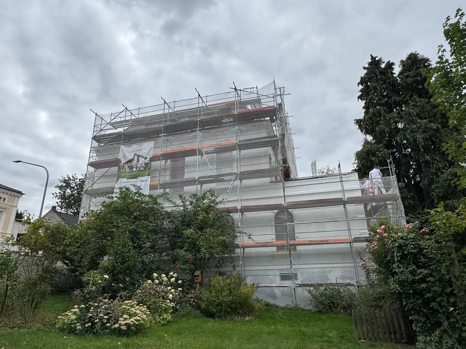 Eingerüstete Fassade während der Sanierung durch farbDESIGN & WERKstatt in Korschenbroich – Malerbetrieb für Außenarbeiten und Fassadensanierung.