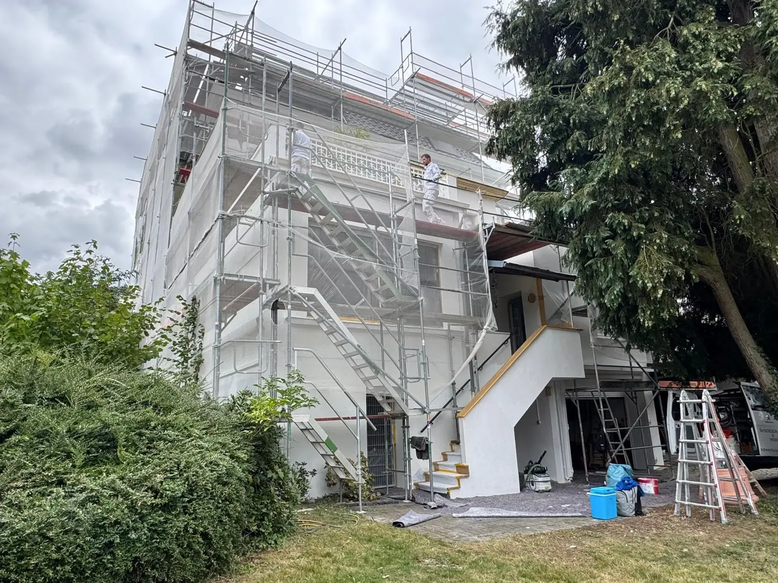 Fassadensanierung an einem Mehrfamilienhaus mit Gerüst und Malerarbeiten durch farbDESIGN & WERKstatt in Korschenbroich.