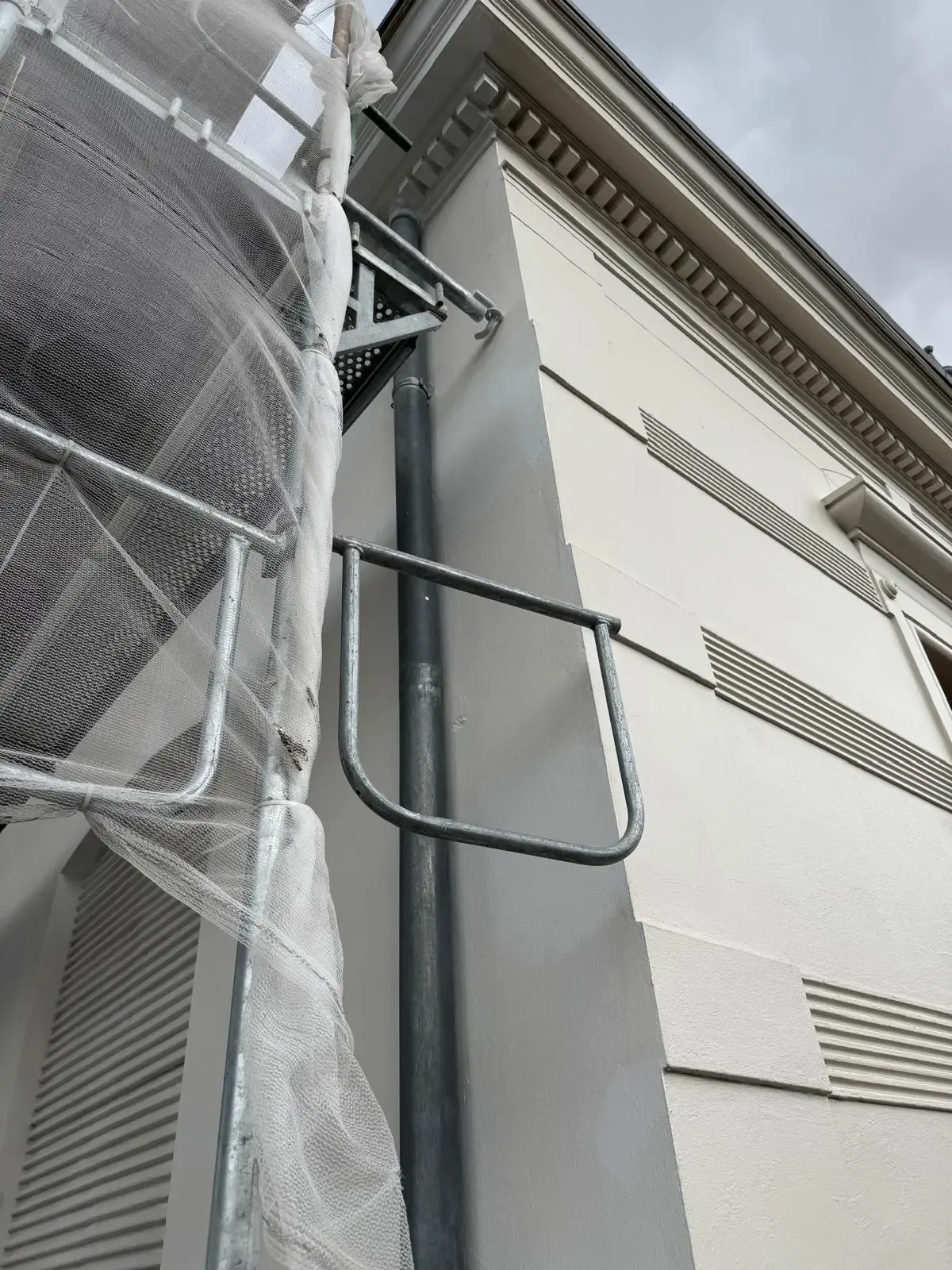 Frisch verputzte und neu grundierte Fassade nach der Sanierung durch farbDESIGN & WERKstatt in Korschenbroich.