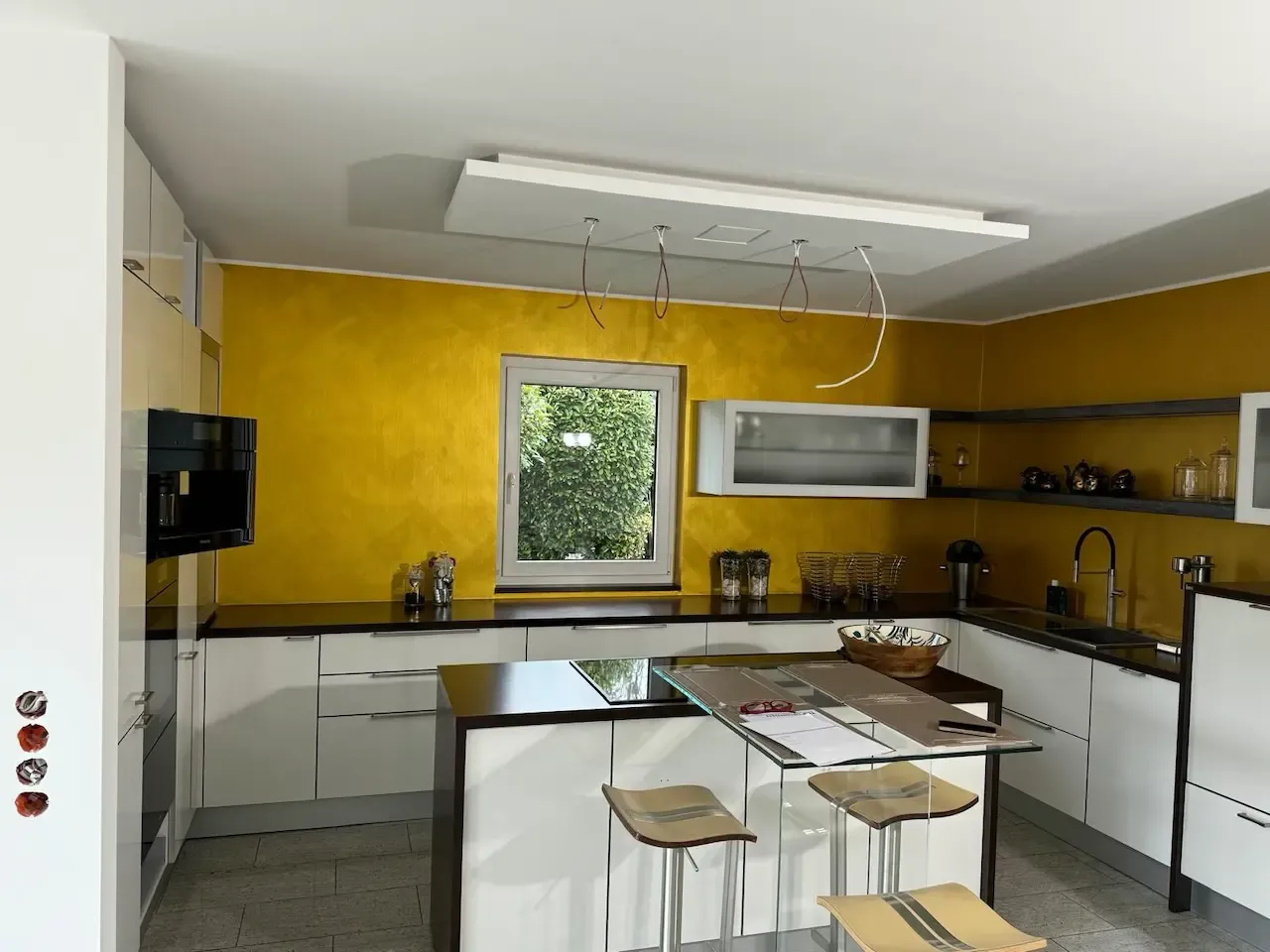 Modernes Küchendesign mit edlen Vergoldungsakzenten: Eine Küche, die durch ihre goldfarbenen Wände und moderne Gestaltung beeindruckt. Die Verbindung von hochwertiger Handwerkskunst und innovativem Design ist ein Markenzeichen von farbDESIGN und WERKstatt.