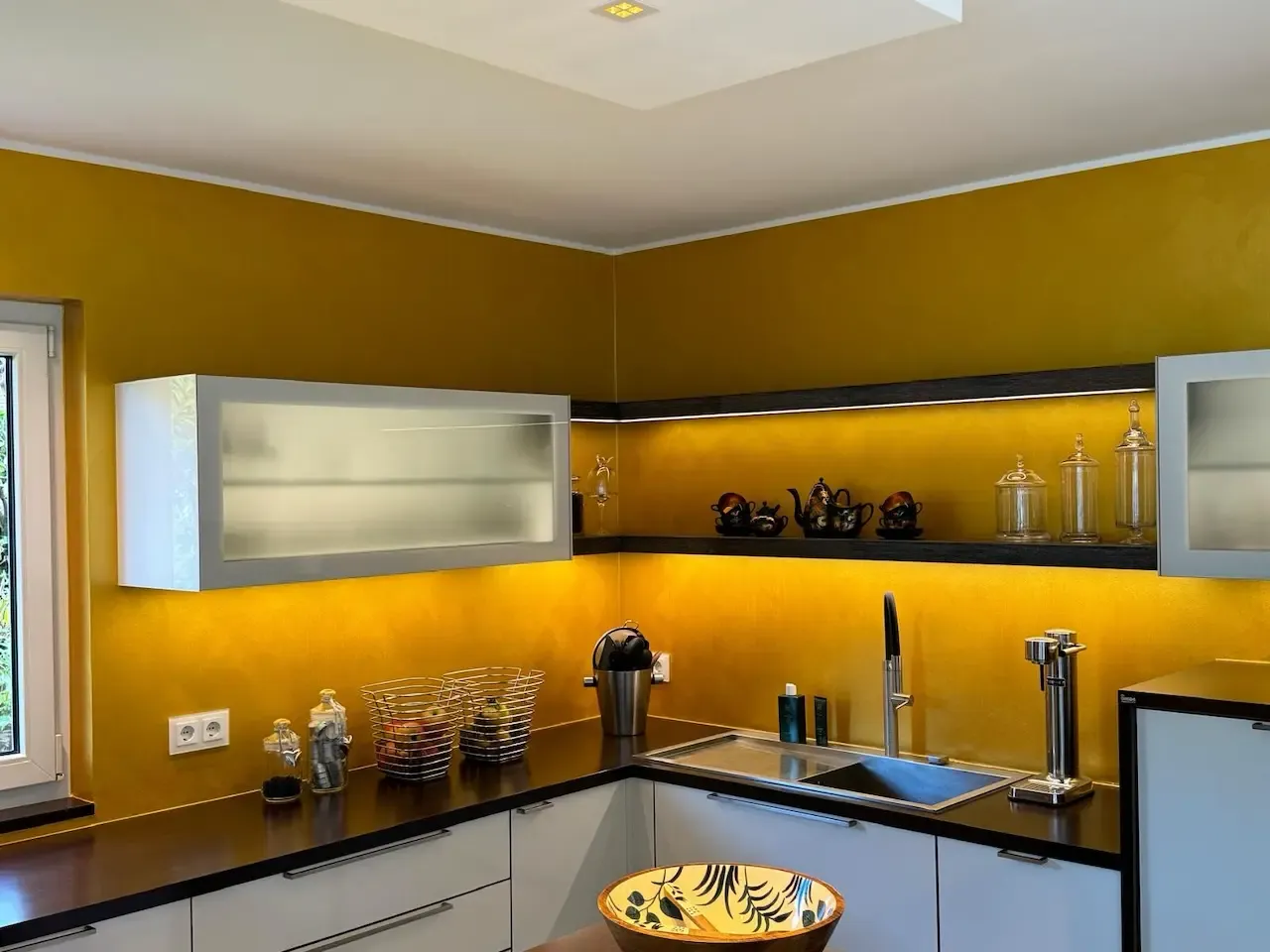 Moderne Küche mit goldveredelter Wandgestaltung – stilvolles Design mit Q3-Putz-Finish