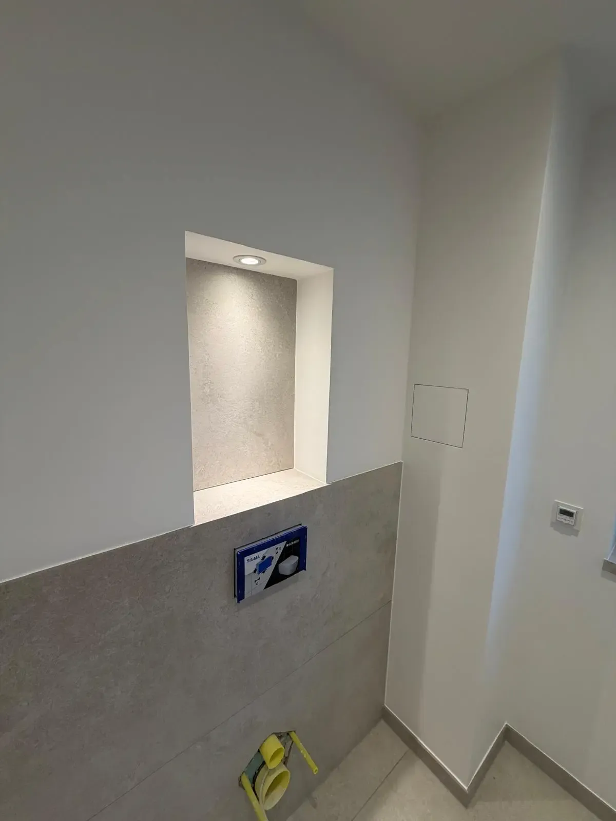 Wandnische mit Licht über WC-Vorwand – Sedashine Seidenmatt von farbDESIGN und WERKstatt, Badgestaltung Düsseldorf.
