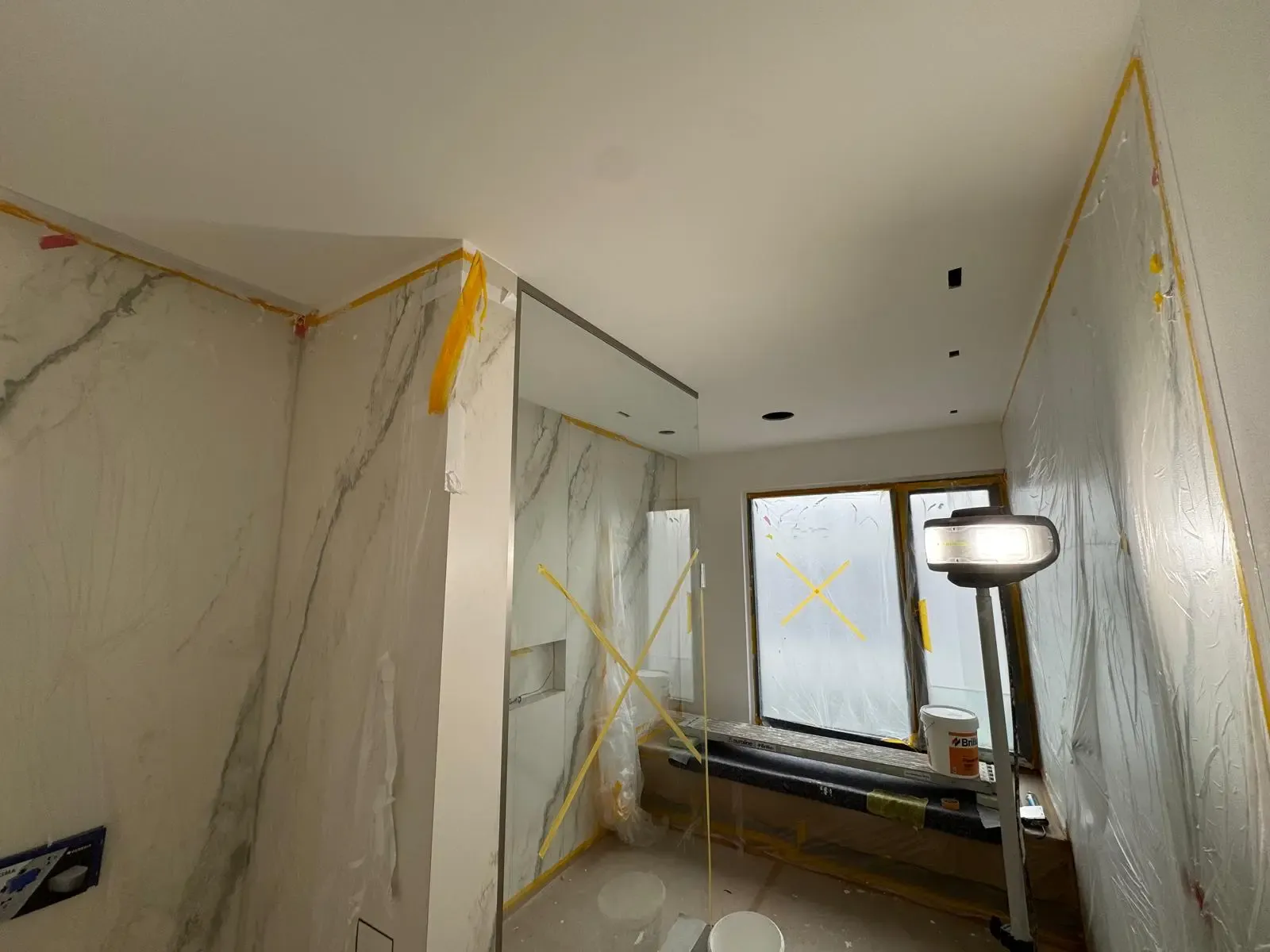 Modernes Badezimmer im Neubau mit Marmoroptik-Wänden – exklusive Gestaltung durch farbDESIGN & WERKstatt in Korschenbroich.