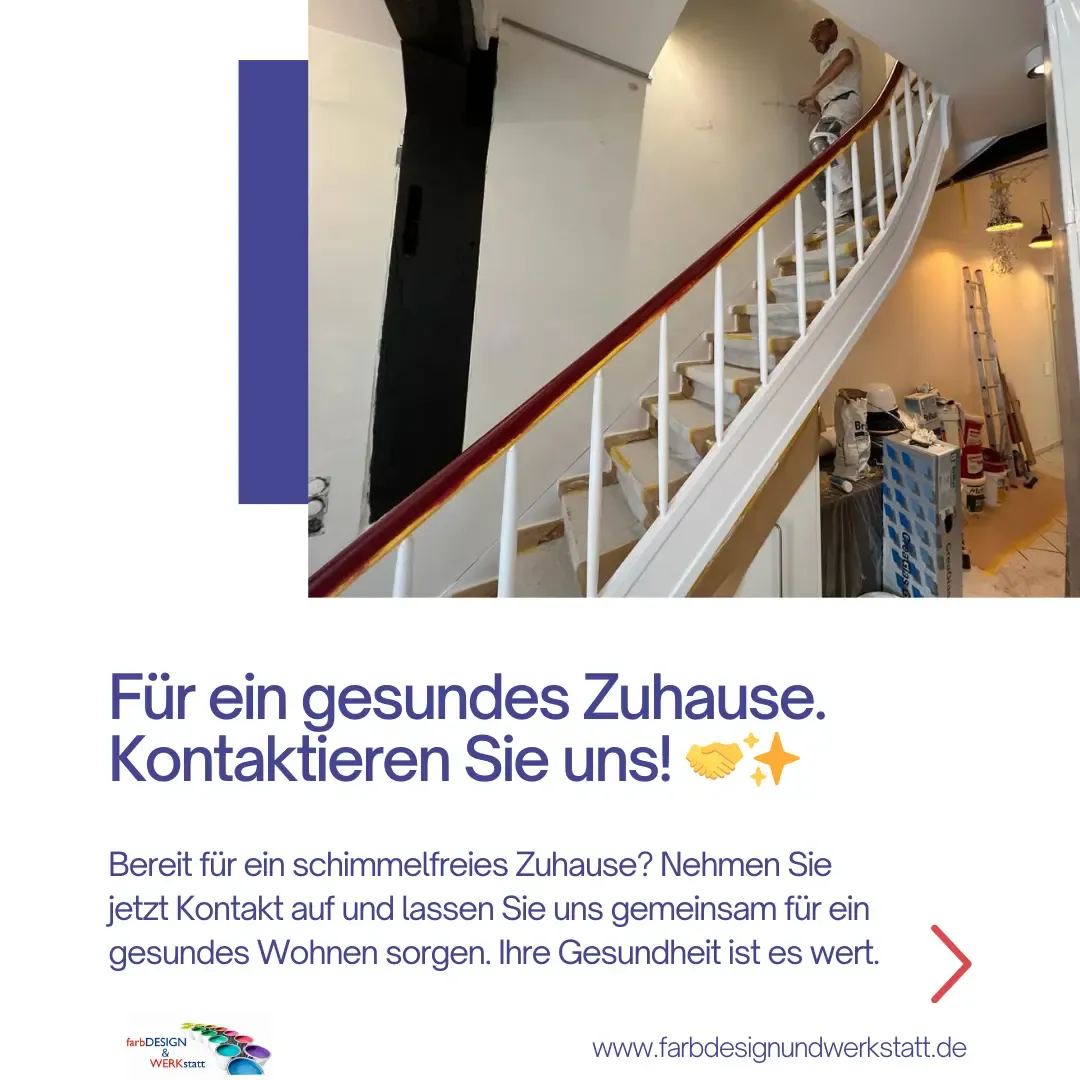 Maler bei der Arbeit an Schimmelbeseitigung in einem Treppenhaus.